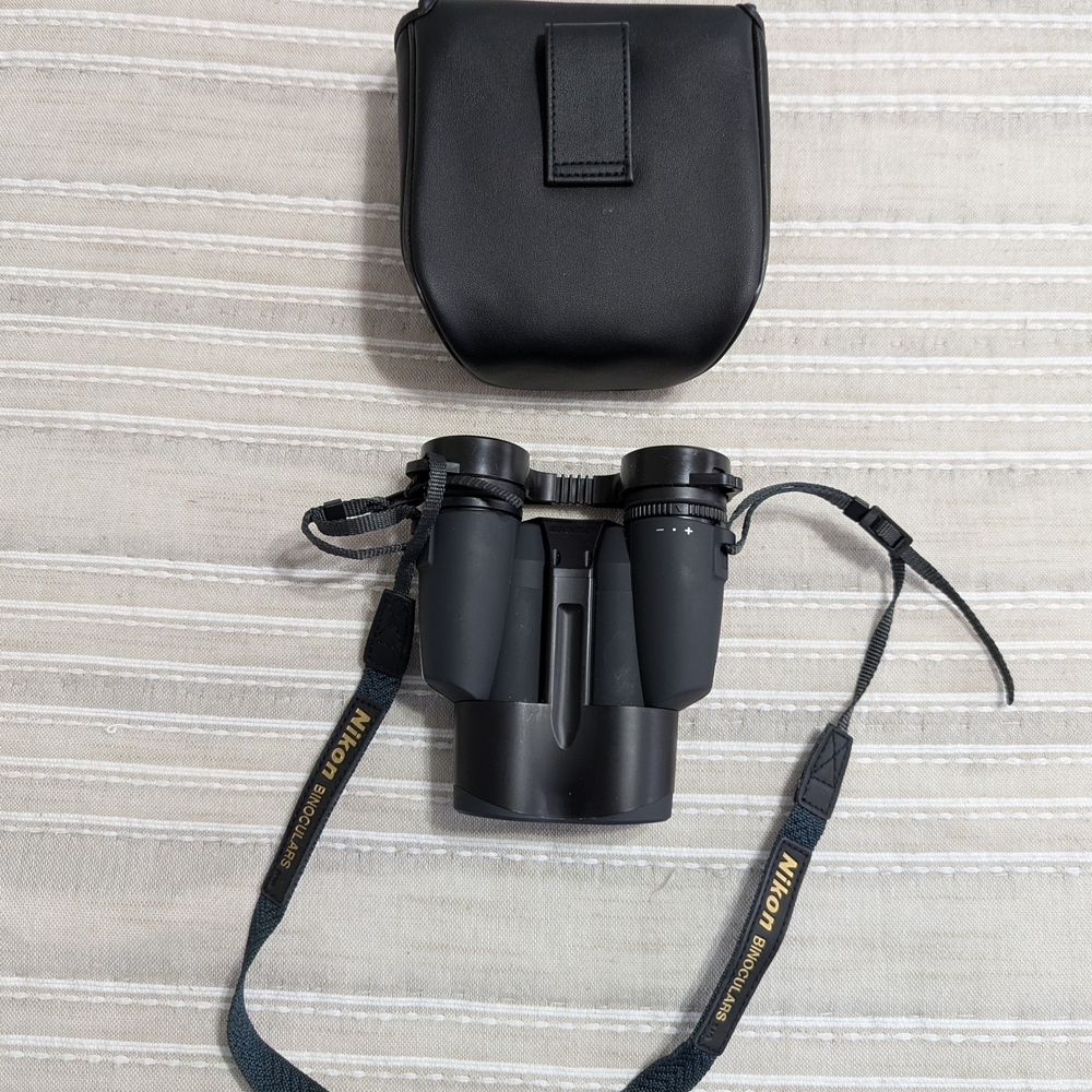 Nikon Black Compact Binoculars with Case - Picture 3 of 7